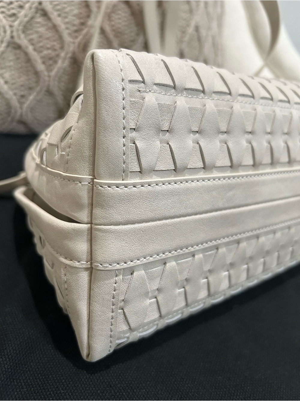 ✨ Authentic Songmont Lattice Shellseeker Bag - Cloud ( Off White) Retail $610 ✨ - Picture 5 of 15